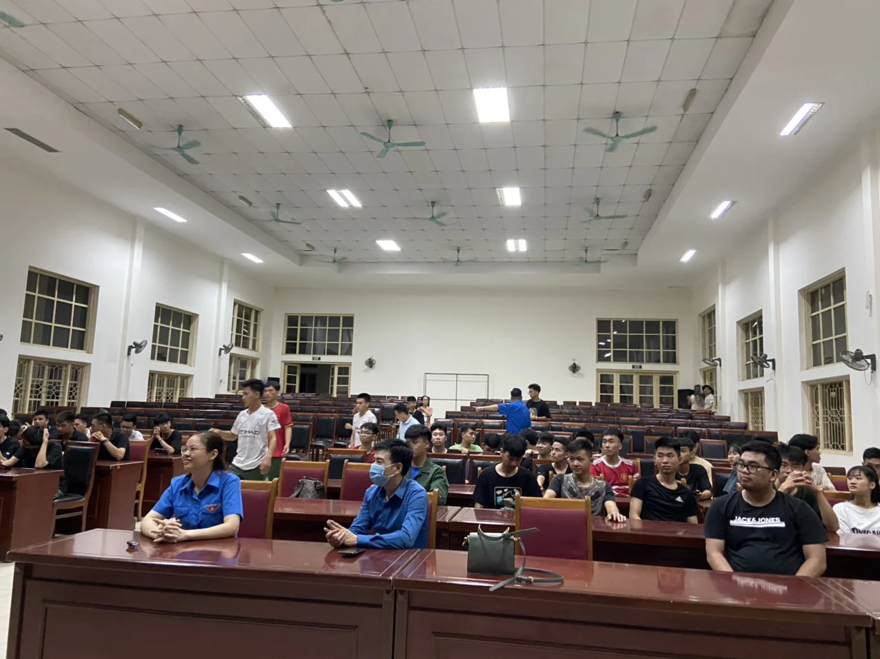 Gặp mặt sinh viên khoa Quốc tế đang tham gia học giáo dục quốc phòng