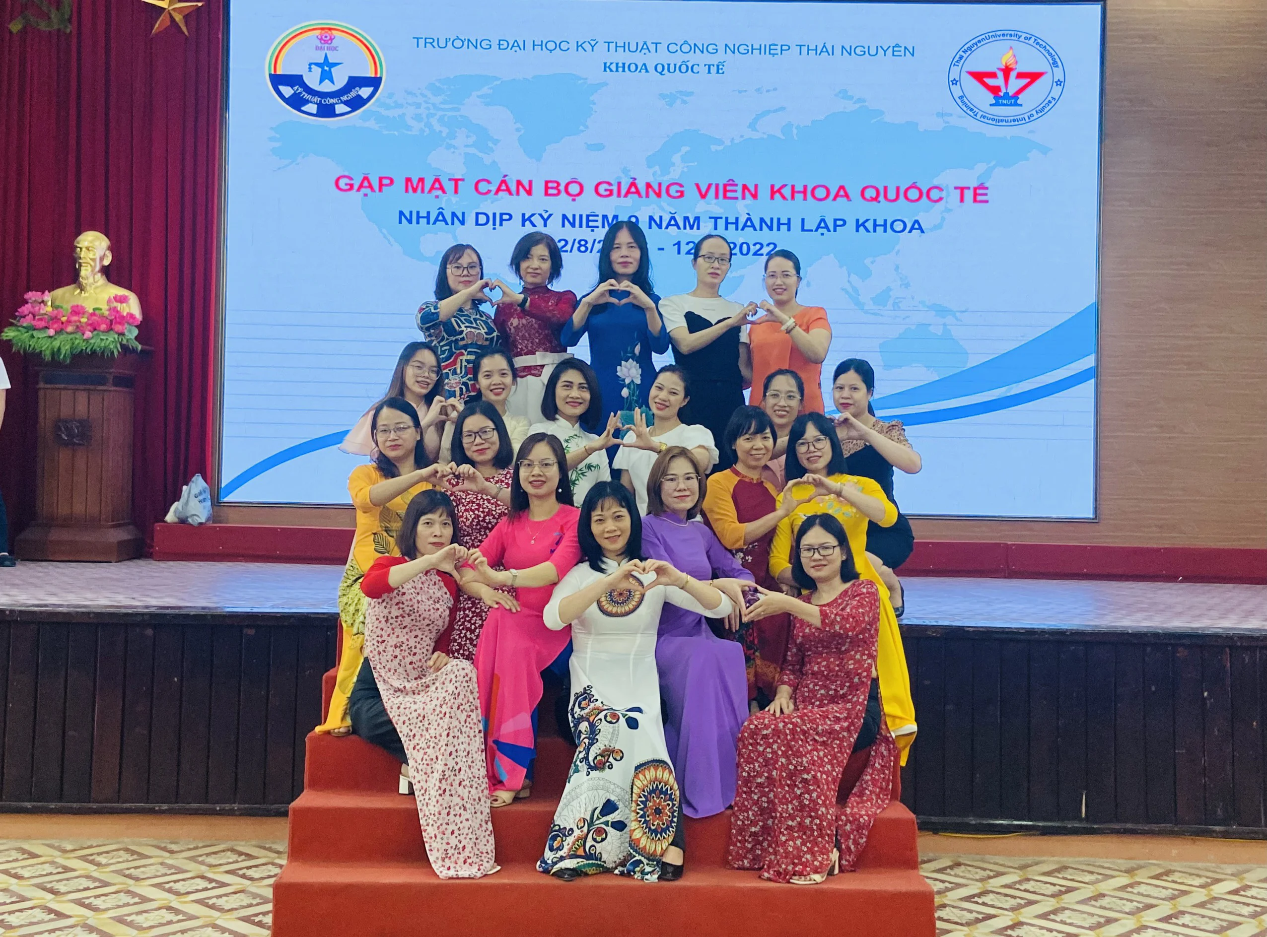 Gặp mặt cán bộ, giảng viên khoa Quốc tế nhân dịp kỷ niệm 9 năm thành lập khoa