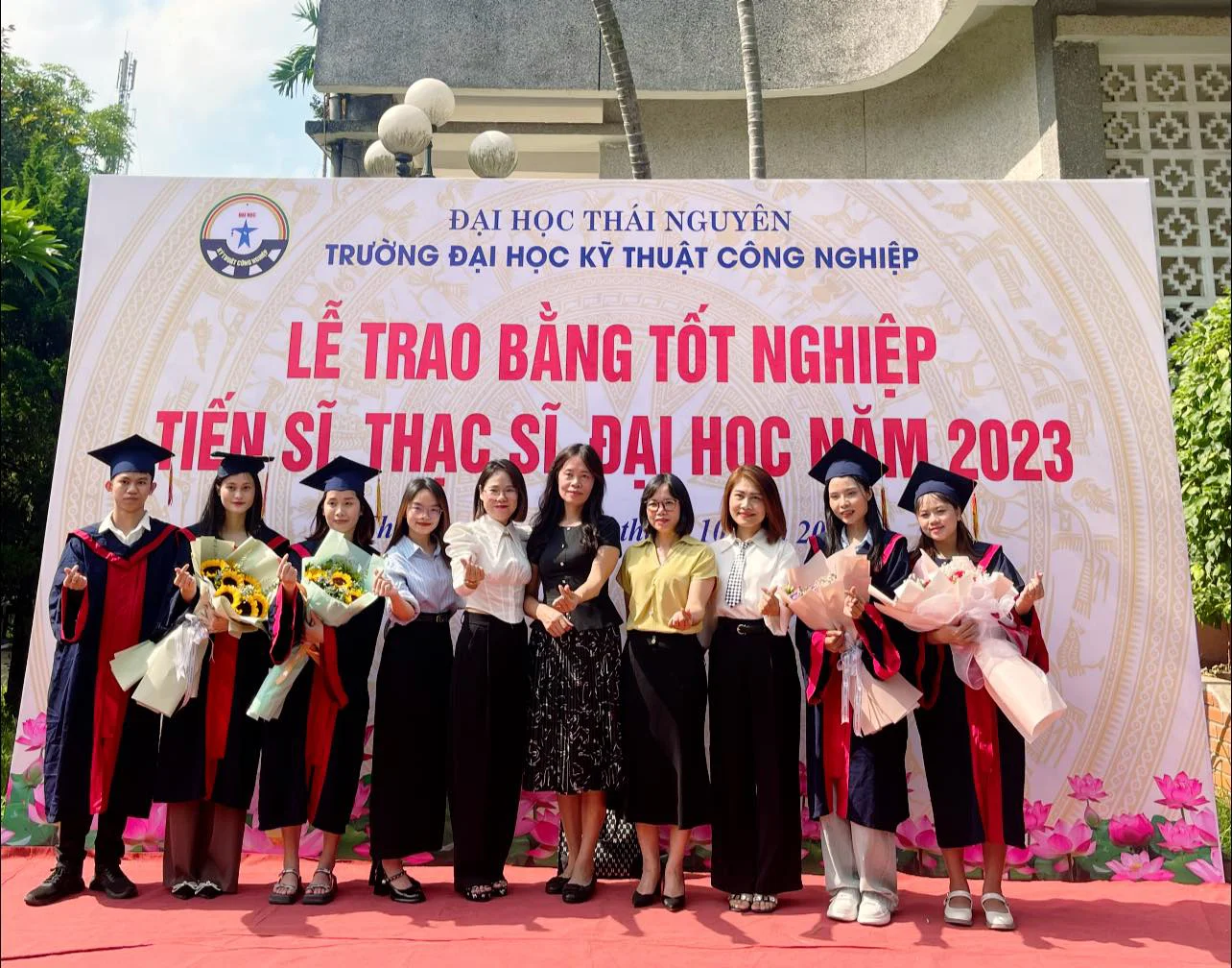 LỄ TRAO BẰNG TỐT NGHIỆP CHO SINH VIÊN NGÔN NGỮ ANH THÁNG 10/2023