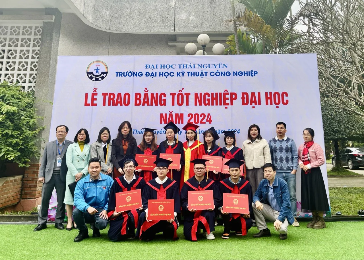 Tưng bừng lễ trao bằng tốt nghiệp TNUT và hội chợ việc làm