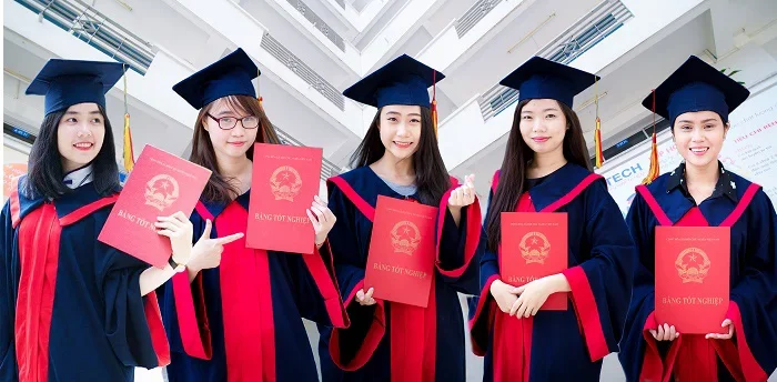 LỄ TRAO BẰNG TỐT NGHIỆP TẠI HỘI TRƯỜNG LỚN